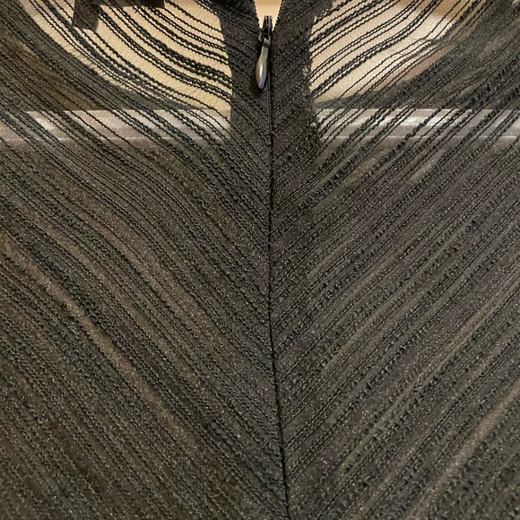 Elegant mesh style. Zipper back. Slightly puffed sleeves. - Picture 8 of 8